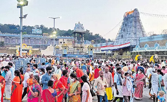 Tirumala: తిరుమల కొండకు పోటెత్తిన భక్తులు.. దర్శనానికి ఎంత సమయం అంటే..? Tirumala: తిరుమల కొండకు పోటెత్తిన భక్తులు.. దర్శనానికి ఎంత సమయం అంటే..?