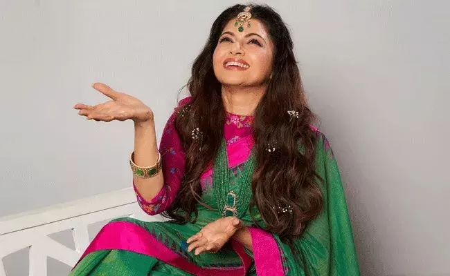 Bhagyashree : ఆకుపచ్చ చీరలో అరవిరిసిన మందారం.. 53 ఏళ్ల వయసులో ఎంతందంగా.. Bhagyashree : ఆకుపచ్చ చీరలో అరవిరిసిన మందారం.. 53 ఏళ్ల వయసులో ఎంతందంగా..