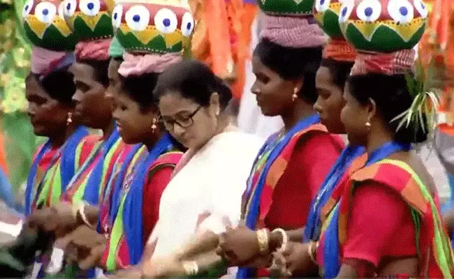 Mamata Benerjee : చిందేసిన బెంగాల్ సీఎం మమతా  బెనర్జీ