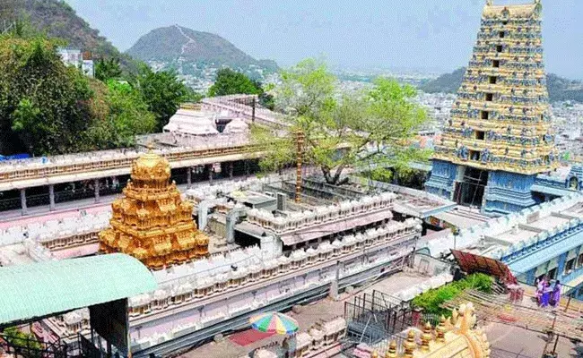 Vijayawada Durga Temple : దుర్గగుడిలో అక్రమాలు.. చేతులెత్తేస్తున్న ఈవో.. Vijayawada Durga Temple : దుర్గగుడిలో అక్రమాలు.. చేతులెత్తేస్తున్న ఈవో..