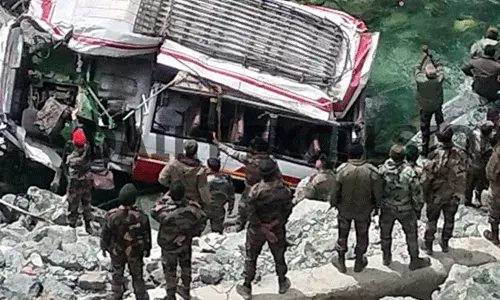 Jammu Kashmir: లోయలో ఆర్మీ బస్సు.. ఆరుగురు జవాన్లు మృతి..