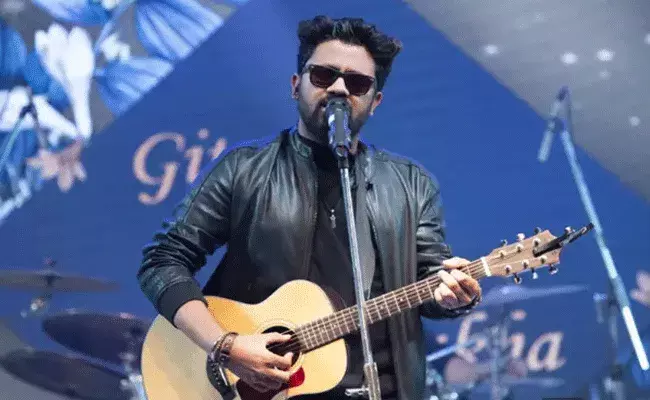 Rahul Jain: ప్రముఖ సింగర్పై అత్యాచార కేసు.. ఉద్యోగం ఇస్తానని మోసం.. Rahul Jain: ప్రముఖ సింగర్పై అత్యాచార కేసు.. ఉద్యోగం ఇస్తానని మోసం..