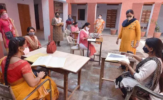 AP Teachers: ఏపీలో ప్రభుత్వ టీచర్లకు చుక్కలు చూపిస్తున్న అటెండెన్స్‌ యాప్‌..