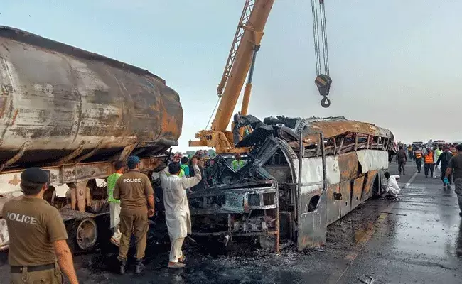 Pakistan: ఆయిల్‌ ట్యాంకర్‌ను ఢీకొన్న బస్సు.. 20 మంది సజీవ దహనం..