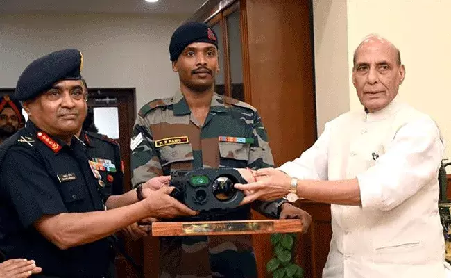 Rajnath Singh: భారత సైన్యానికి ఆయుధాలు అందజేసిన రక్షణమంత్రి రాజ్‌నాథ్‌..