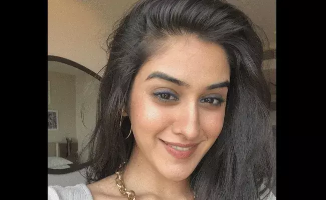 Sakshi Vaidya : అందంతో చంపేస్తున్న ఏజెంట్ హీరోయిన్ సాక్షి వైద్య Sakshi Vaidya : అందంతో చంపేస్తున్న ఏజెంట్ హీరోయిన్ సాక్షి వైద్య
