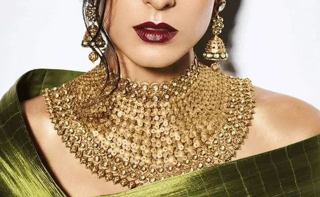 Gold and Silver Rates Today: స్వల్పంగా తగ్గిన బంగారం వెండి ధరలు.. Gold and Silver Rates Today: స్వల్పంగా తగ్గిన బంగారం వెండి ధరలు..