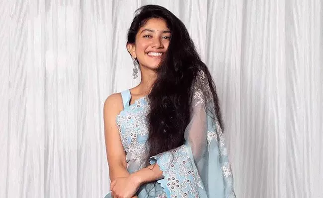 Sai Pallavi: అంత నొప్పిలోనే డ్యాన్స్ చేశాను: సాయి పల్లవి Sai Pallavi: అంత నొప్పిలోనే డ్యాన్స్ చేశాను: సాయి పల్లవి