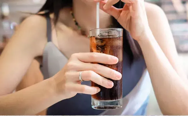 Soft Drinks: సాప్ట్ డ్రింక్స్ తాగుతున్నారా.. వాటి వల్ల కలిగే దుష్ప్రభావాలు తెలిస్తే.. Soft Drinks: సాప్ట్ డ్రింక్స్ తాగుతున్నారా.. వాటి వల్ల కలిగే దుష్ప్రభావాలు తెలిస్తే..