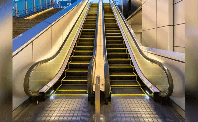 Banjara Hills: మాల్‌లో ప్రమాదం.. ఎస్కలేటర్‌ నుంచి జారిపడి విద్యార్థులకు గాయాలు..