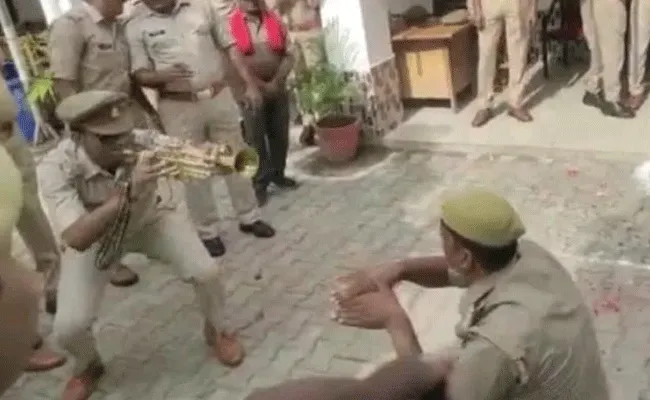 Uttar Pradesh: పోలీసుల నాగిని డ్యాన్స్.. వీడియో వైరల్.. Uttar Pradesh: పోలీసుల నాగిని డ్యాన్స్.. వీడియో వైరల్..