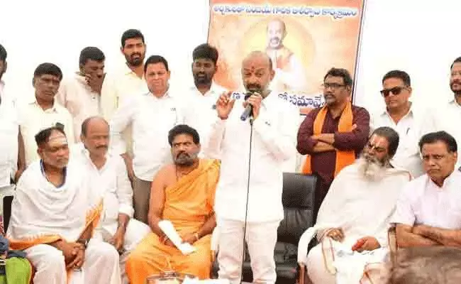 Bandi Sanjay: భగవద్గీతను కించపరిస్తే తగిన శాస్తి చేస్తాం: బండి సంజయ్ Bandi Sanjay: భగవద్గీతను కించపరిస్తే తగిన శాస్తి చేస్తాం: బండి సంజయ్