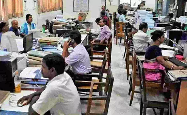 Hanumakonda: ఒకేసారి రెండు ఉద్యోగాలు చేసి రిటైర్మెంట్.. పింఛను కోసం దరఖాస్తు చేసుకోగా.. Hanumakonda: ఒకేసారి రెండు ఉద్యోగాలు చేసి రిటైర్మెంట్.. పింఛను కోసం దరఖాస్తు చేసుకోగా..