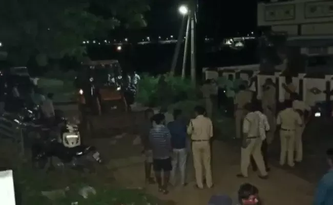 Srikakulam : పలాసలో ఉద్రిక్తత.. పేదల ఇళ్లను కూల్చివేస్తున్న అధికారులు.. Srikakulam : పలాసలో ఉద్రిక్తత.. పేదల ఇళ్లను కూల్చివేస్తున్న అధికారులు..