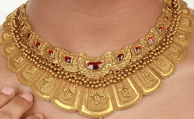 Gold and Silver Rates Today: స్వల్పంగా తగ్గిన బంగారం వెండి ధరలు..