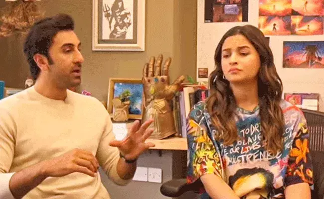 Ranbir Alia : రణబీర్పై నెటిజన్లు ఫైర్.. ఎందుకంటే..? Ranbir Alia : రణబీర్పై నెటిజన్లు ఫైర్.. ఎందుకంటే..?