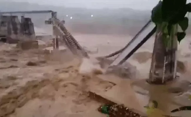 Himachal Pradesh: హిమాచల్ ప్రదేశ్లో వరదలు.. కూలిన రైల్వే బ్రిడ్జ్.. Himachal Pradesh: హిమాచల్ ప్రదేశ్లో వరదలు.. కూలిన రైల్వే బ్రిడ్జ్..