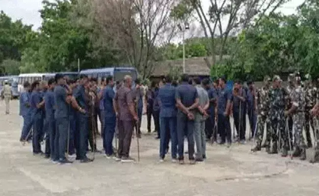 Munawar: శిల్పకళా వేదిక వద్ద తీవ్ర ఉద్రిక్తత.. మునావర్‌ను అడ్డుకునే యత్నం..