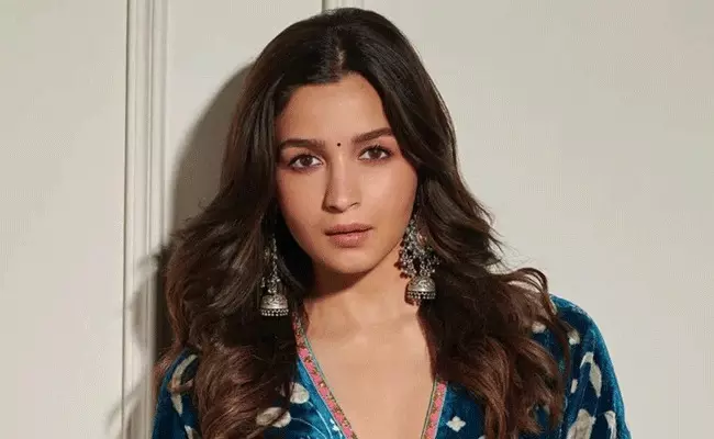 Alia Bhatt: మొదటి సినిమాకు ఆలియా భట్ రెమ్యునరేషన్ ఎంతంటే..? Alia Bhatt: మొదటి సినిమాకు ఆలియా భట్ రెమ్యునరేషన్ ఎంతంటే..?