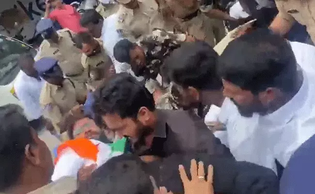 JNTUH: జెఎన్టీయూ వద్ద ఉద్రిక్తత.. విద్యార్థులపై పోలీసుల లాఠీఛార్జ్‌..