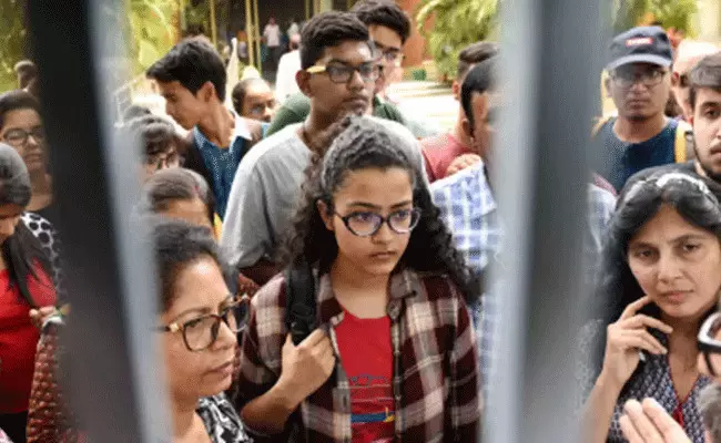 AP Jobs: ఏపీలో ఉద్యోగాల భర్తీ ఉత్తుత్తి ప్రకటనేనా?.. ప్రశ్నిస్తున్న యువత.. AP Jobs: ఏపీలో ఉద్యోగాల భర్తీ ఉత్తుత్తి ప్రకటనేనా?.. ప్రశ్నిస్తున్న యువత..