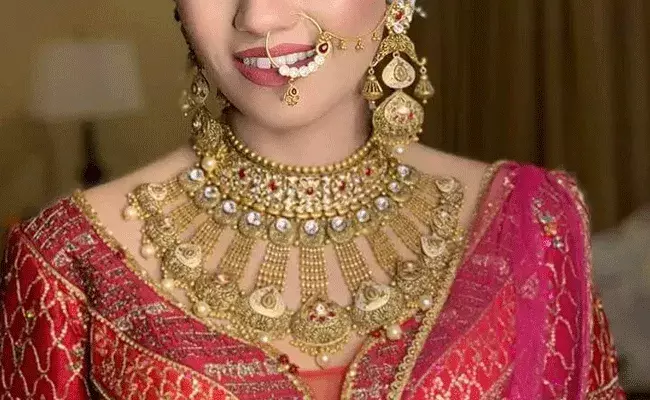 Gold and Silver Rates Today: స్వల్పంగా తగ్గిన బంగారం వెండి ధరలు.