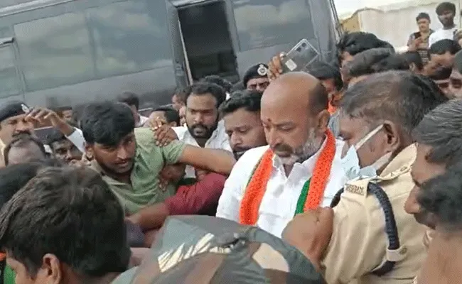 Bandi Sanjay : బండి సంజయ్ అరెస్ట్.. జనగామలో ఉద్రిక్త పరిస్థితులు.. Bandi Sanjay : బండి సంజయ్ అరెస్ట్.. జనగామలో ఉద్రిక్త పరిస్థితులు..