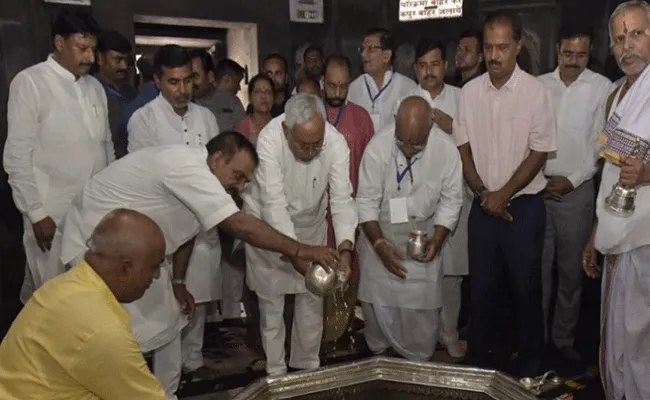 Nitish Kumar: బిహార్లో మరో వివాదం.. ముస్లిం మంత్రితో కలిసి ఆలయంలోకి వెళ్లిన సీఎం.. Nitish Kumar: బిహార్లో మరో వివాదం.. ముస్లిం మంత్రితో కలిసి ఆలయంలోకి వెళ్లిన సీఎం..