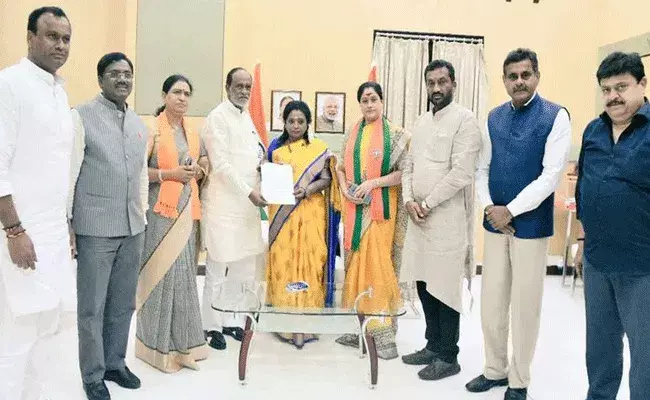 BJP: గవర్నర్ తమిళిసైని కలిసిన తెలంగాణ బీజేపీ నేతలు.. BJP: గవర్నర్ తమిళిసైని కలిసిన తెలంగాణ బీజేపీ నేతలు..