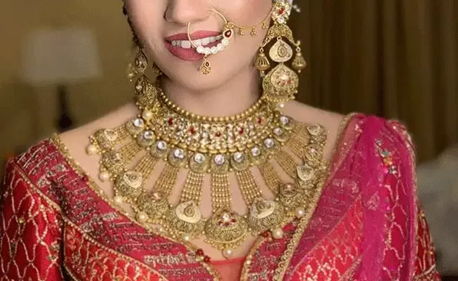 Gold and Silver Rates Today: స్వల్పంగా తగ్గిన బంగారం వెండి ధరలు. Gold and Silver Rates Today: స్వల్పంగా తగ్గిన బంగారం వెండి ధరలు.