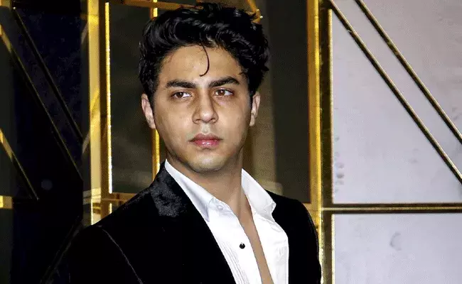 Aryan Khan: సోషల్ మీడియాకు రీ ఎంట్రీ ఇచ్చిన షారుఖ్ కుమారుడు.. క్యూట్ పోస్ట్తో.. Aryan Khan: సోషల్ మీడియాకు రీ ఎంట్రీ ఇచ్చిన షారుఖ్ కుమారుడు.. క్యూట్ పోస్ట్తో..