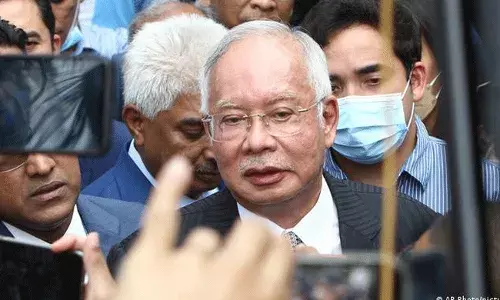 Malaysia: మలేషియా మాజీ ప్రధానికి 12 ఏళ్ల జైలు శిక్ష.. Malaysia: మలేషియా మాజీ ప్రధానికి 12 ఏళ్ల జైలు శిక్ష..