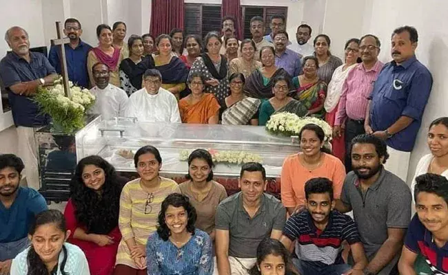 Photo Of Smiling Relatives At Funeral: మనుషులు కాదు మహానుభావులు.. శవం ముందు నవ్వుతూ ఫోటో..