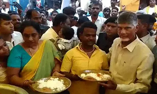 Kuppam Anna Canteen : కుప్పంలో అన్న క్యాంటీన్ను మళ్లీ ప్రారంభించిన చంద్రబాబు.. Kuppam Anna Canteen : కుప్పంలో అన్న క్యాంటీన్ను మళ్లీ ప్రారంభించిన చంద్రబాబు..