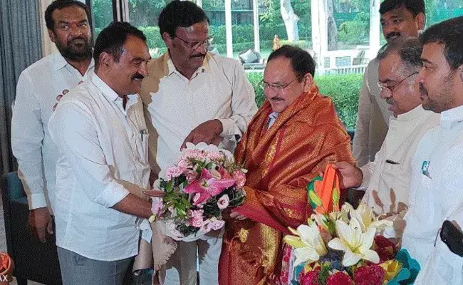 Errabelli Pradeep : బీజేపీలో చేరిన మంత్రి ఎర్రబెల్లి దయాకర్‌రావు సోదరుడు..