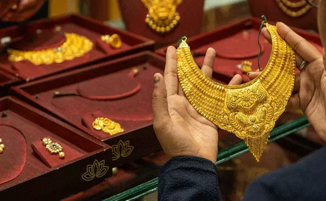 Gold and Silver Rates Today: స్వల్పంగా పెరిగిన బంగారం వెండి ధరలు..