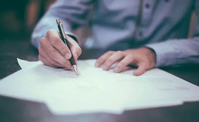 RRB Exam: తన పరీక్ష స్నేహితుడి చేత రాయించేందుకు.. బొటనవేలు కత్తిరించి..