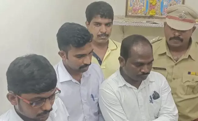 Nellore: నకిలీ ఇన్కం టాక్స్ అధికారుల హల్చల్.. ఆదాయ, వ్యయాలపై ఆరా.. Nellore: నకిలీ ఇన్కం టాక్స్ అధికారుల హల్చల్.. ఆదాయ, వ్యయాలపై ఆరా..
