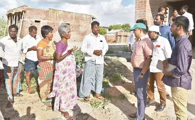 Prakasam: ఒకే ప్లాట్ నెంబరుతో ముగ్గురికి పట్టాలు.. జగనన్న ఇళ్ల స్థలాల విషయంలో గోల్మాల్.. Prakasam: ఒకే ప్లాట్ నెంబరుతో ముగ్గురికి పట్టాలు.. జగనన్న ఇళ్ల స్థలాల విషయంలో గోల్మాల్..