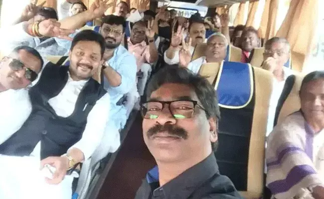 Jharkhand: జార్ఖండ్లో జోరందుకున్న క్యాంపు రాజకీయాలు.. Jharkhand: జార్ఖండ్లో జోరందుకున్న క్యాంపు రాజకీయాలు..