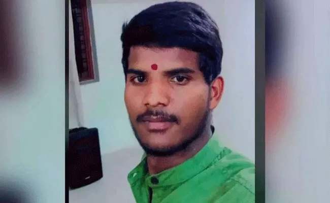 Nizamabad: మంత్రి ప్రశాంత్ రెడ్డి వద్ద పనిచేసే ఆఫీస్బాయ్ ఆత్మహత్య.. Nizamabad: మంత్రి ప్రశాంత్ రెడ్డి వద్ద పనిచేసే ఆఫీస్బాయ్ ఆత్మహత్య..
