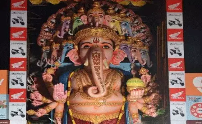 Khairatabad Ganesh 2022: చవితి వేడుకులకు సిద్ధమైన ఖైరతాబాద్ మహా గణపతి.. Khairatabad Ganesh 2022: చవితి వేడుకులకు సిద్ధమైన ఖైరతాబాద్ మహా గణపతి..