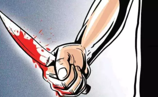 Visakhapatnam: విశాఖ జిల్లాలో దారుణ హత్య.. రోడ్డుపైకి ఈడ్చుకు వచ్చి.. Visakhapatnam: విశాఖ జిల్లాలో దారుణ హత్య.. రోడ్డుపైకి ఈడ్చుకు వచ్చి..