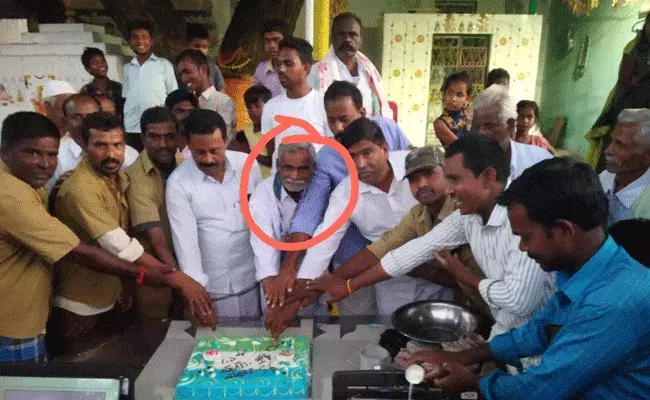 Sri Sathya Sai District: 16 ఏళ్ల బాలికతో 60 ఏళ్ల వైసీపీ నేత పెళ్లి.. Sri Sathya Sai District: 16 ఏళ్ల బాలికతో 60 ఏళ్ల వైసీపీ నేత పెళ్లి..
