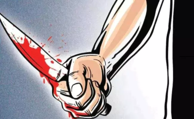 Visakhapatnam: విశాఖ జిల్లాలో దారుణ హత్య.. రోడ్డుపైకి ఈడ్చుకు వచ్చి.. Visakhapatnam: విశాఖ జిల్లాలో దారుణ హత్య.. రోడ్డుపైకి ఈడ్చుకు వచ్చి..