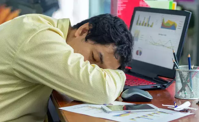 Over Sleeping: అతి నిద్ర.. ఆఫీస్లో కూడా వదలట్లేదు.. ఏం చెయ్యాలి.. Over Sleeping: అతి నిద్ర.. ఆఫీస్లో కూడా వదలట్లేదు.. ఏం చెయ్యాలి..