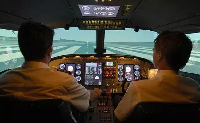 Pilots Fight : ఫ్లైట్‌లో పైలట్ల ఫైట్.. కాలర్లు పట్టుకుని చెంపలు వాయించుకుని..