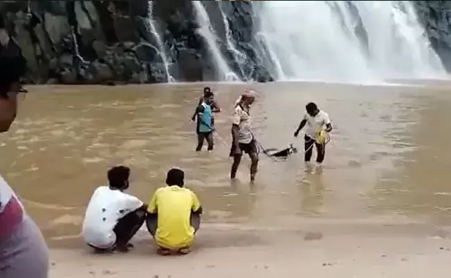 Madhya Pradesh: వీకెండ్ పిక్నిక్లో విషాదం.. ఒకే కుటుంబానికి చెందిన ఆరుగురు మృతి Madhya Pradesh: వీకెండ్ పిక్నిక్లో విషాదం.. ఒకే కుటుంబానికి చెందిన ఆరుగురు మృతి