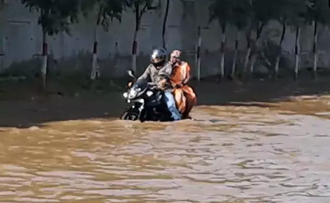 Yadadri Rains : యాదాద్రిని ముంచెత్తుతున్న భారీ వర్షాలు..