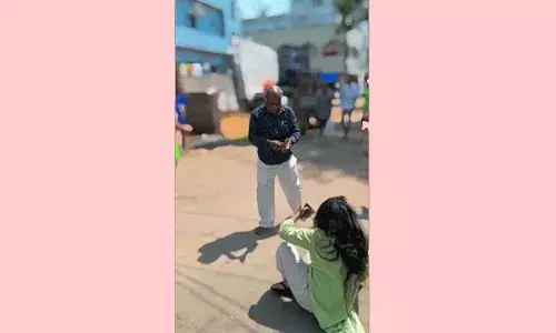 Bapatla: అన్న కుటుంబంపై తమ్ముడి ఫ్యామిలీ దాడి.. ఆడవారని చూడకుండా రోడ్డుపై కర్రలతో..